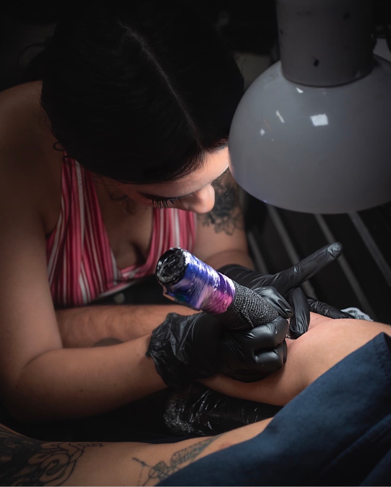 Aris tattooing a client at Pangea Ink Vía Argentina